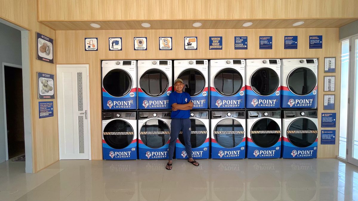 Salah satu staf Point Laundry Gresik di area self-service